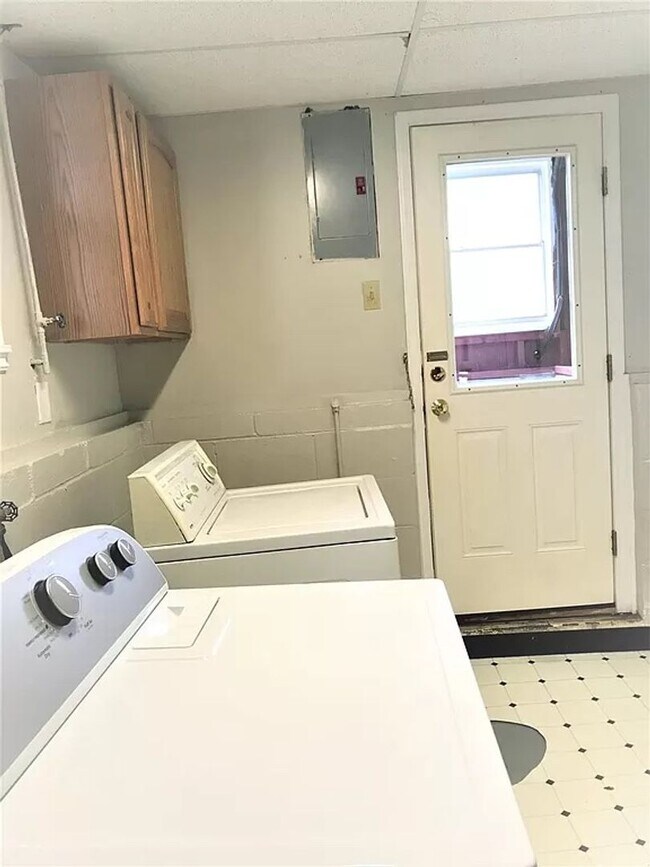 Building Photo - 906 Sylvan Ave