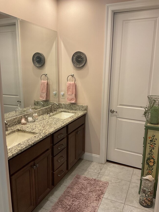 Building Photo - 4BR!! RARE opportunity to RENT at The Stab...