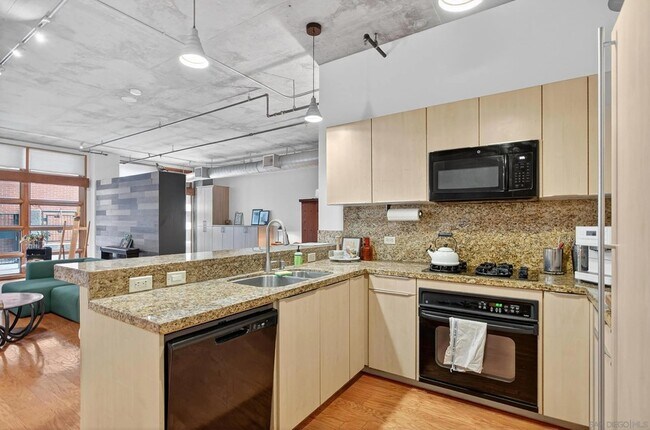 Building Photo - 877 Island Ave