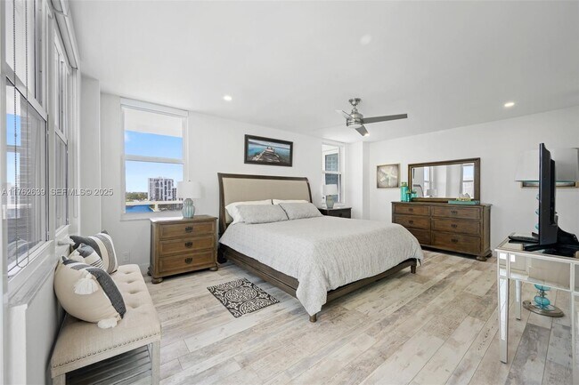 Building Photo - 3725 S Ocean Dr