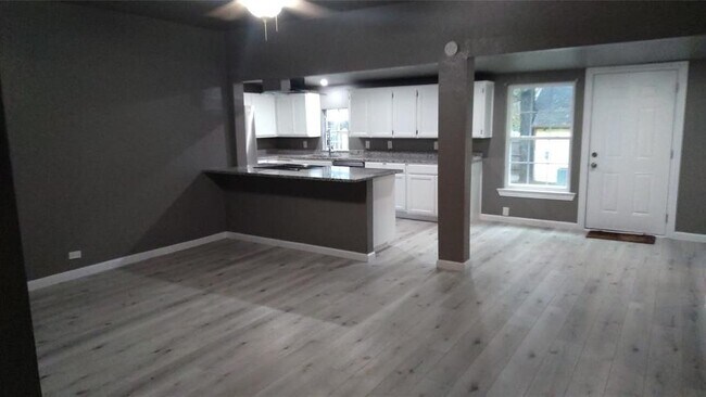 Building Photo - 7366 Meadowbrook Dr