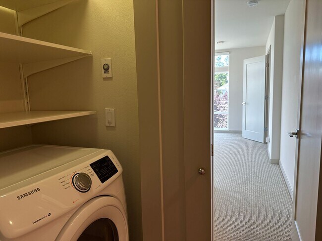 Building Photo - Gorgeous Greenlake Townhouse with Parking
