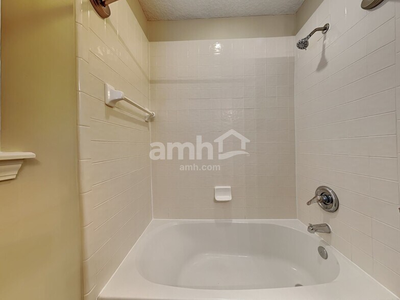 Building Photo - 86106 Knotted Oak Way