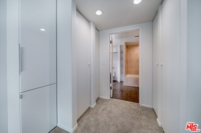 Building Photo - 726 W 37th St