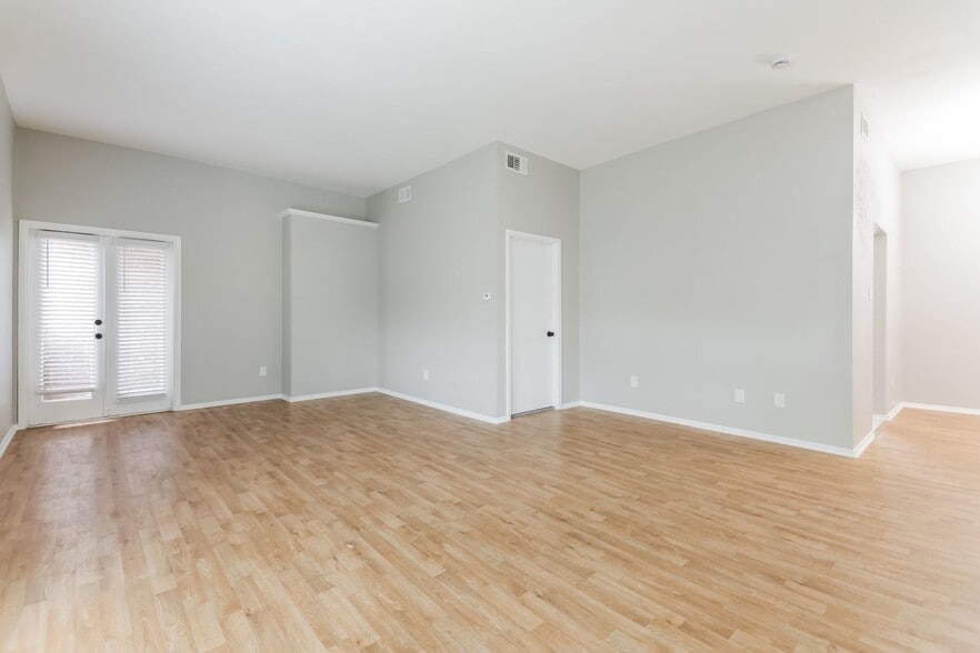 Building Photo - 10406 High Hollows Dr
