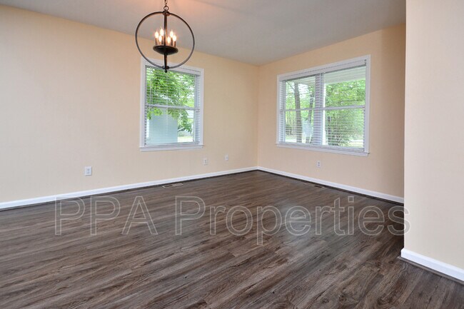 Building Photo - 2408 Francis St