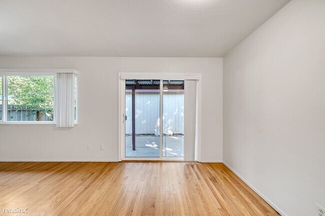 Building Photo - 2 br, 1 bath Duplex - 135 Warren Avenue B