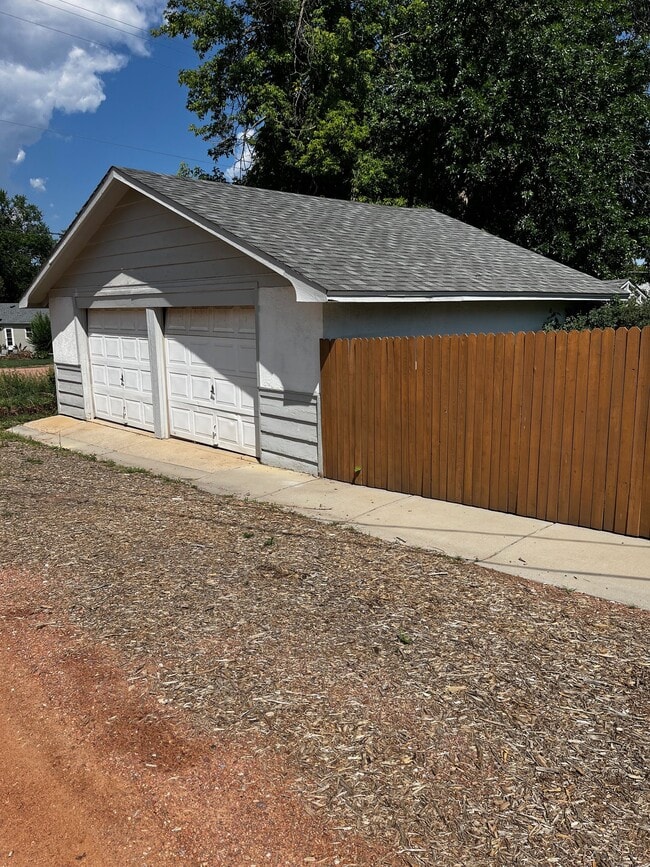 Building Photo - 1412 N Foote Ave