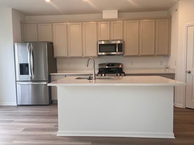 Building Photo - 302 Kingsport Dr