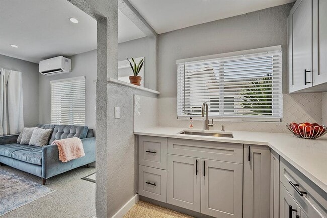 Building Photo - 1215 NE 17th Ave