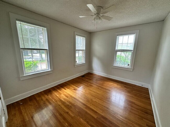Building Photo - 3401