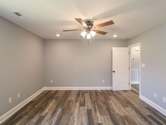 Building Photo - FREE RENT! Great Location close to Athens! MOVE IN Ready!