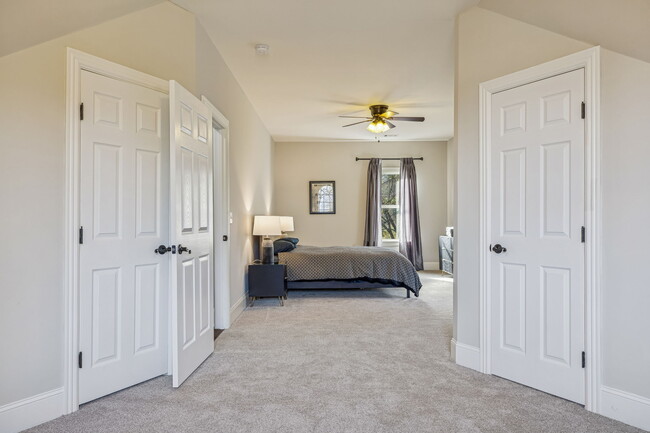 Building Photo - 594 Lake Haven Dr