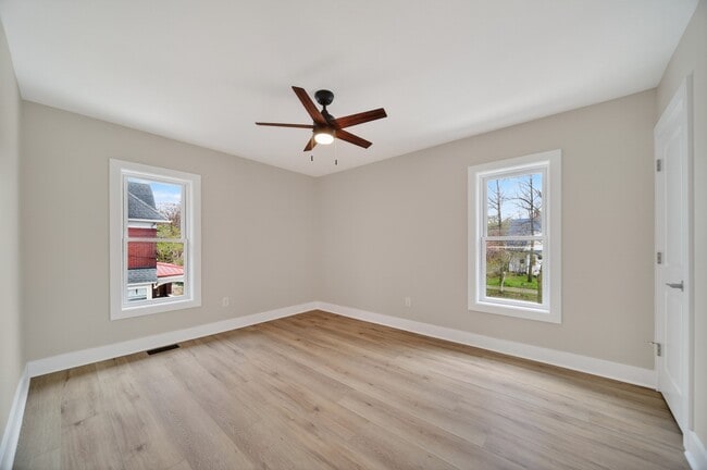 Building Photo - 729 W 9th St