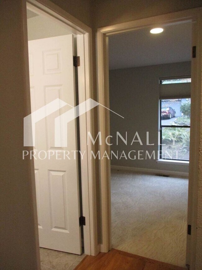 Building Photo - Spacious 3 Bedroom, 2.75 Bathroom Condo in Gig Harbor