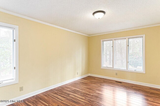 Building Photo - 176 Devonshire Ave W
