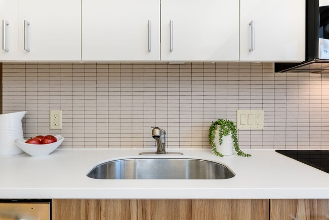 Building Photo - Light & bright 1-bdrm/1-bath condo in desi...