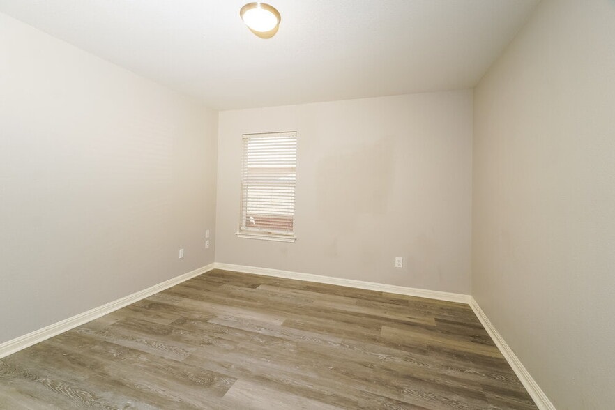Building Photo - 909 Hot Spring Valley