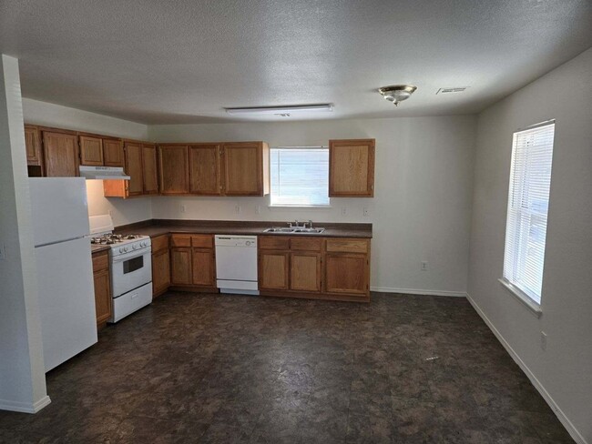 Building Photo - 3 Bed 1 Bath in West Tulsa available for i...