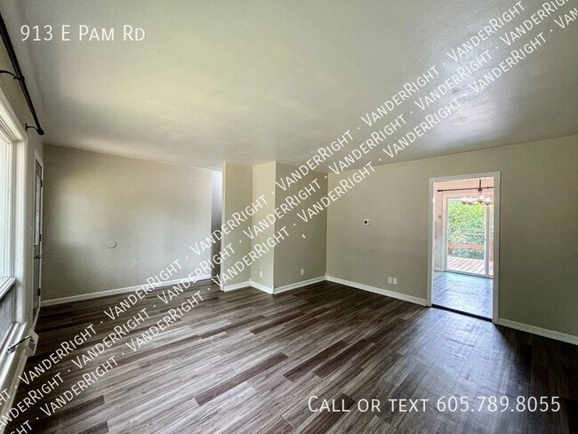 Building Photo - 913 E Pam Rd