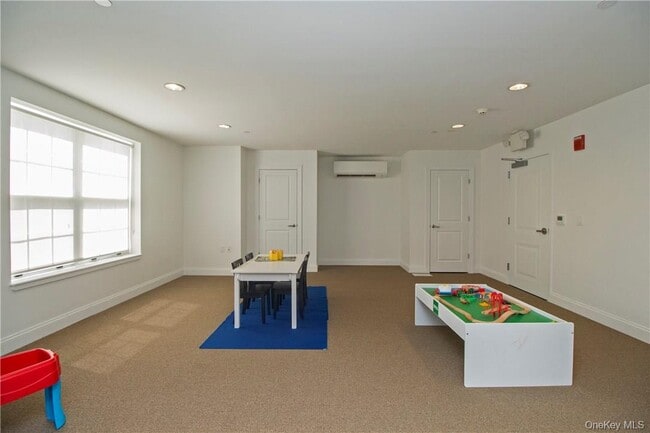 Building Photo - 10 Byron Pl