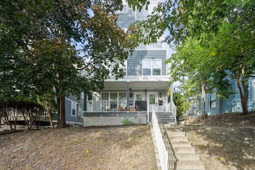 Building Photo - 2424 Lyndale Ave S