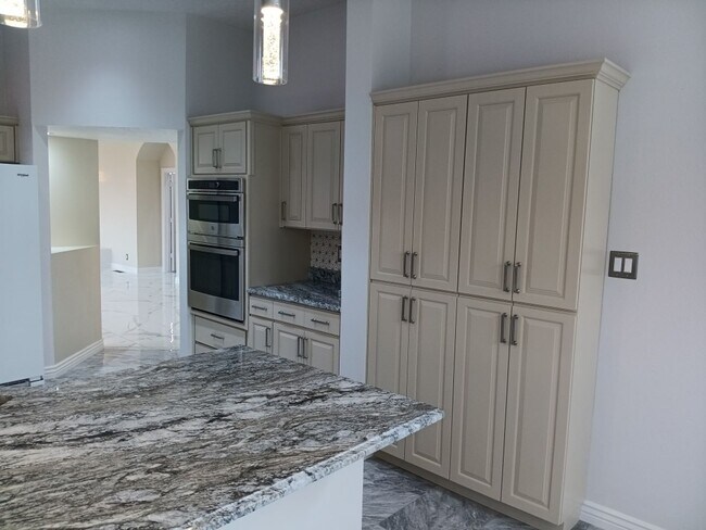 Building Photo - 3 Bedroom, 2 Bathroom Home! Schedule a Showing Soon!