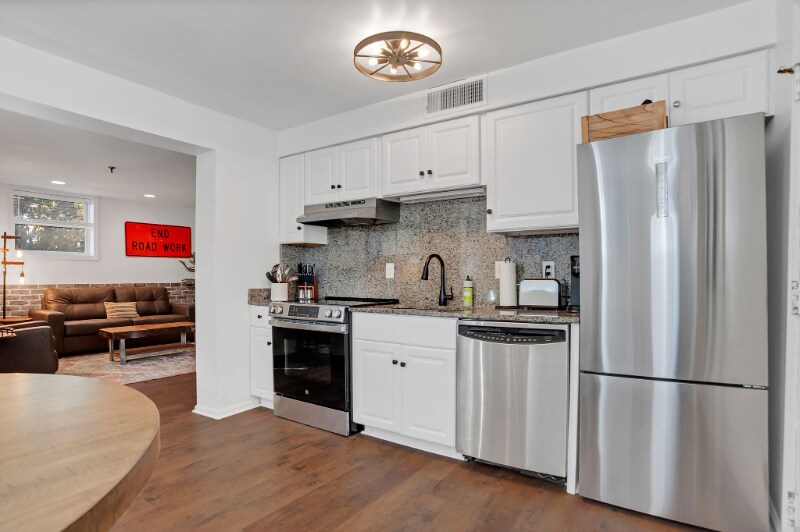 Building Photo - 121 W Hall St