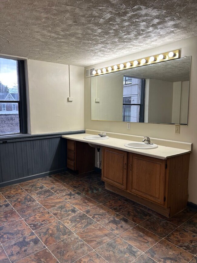 Building Photo - 624 Chestnut St