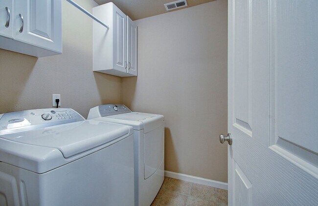 Building Photo - Charming 3 bd 2.5 ba Townhouse - Special! $500 OFF on December Move In!