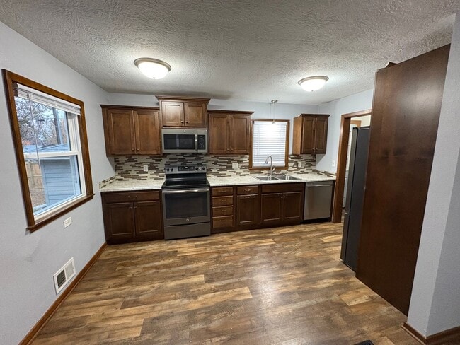 Building Photo - 320 Fanelle Ave