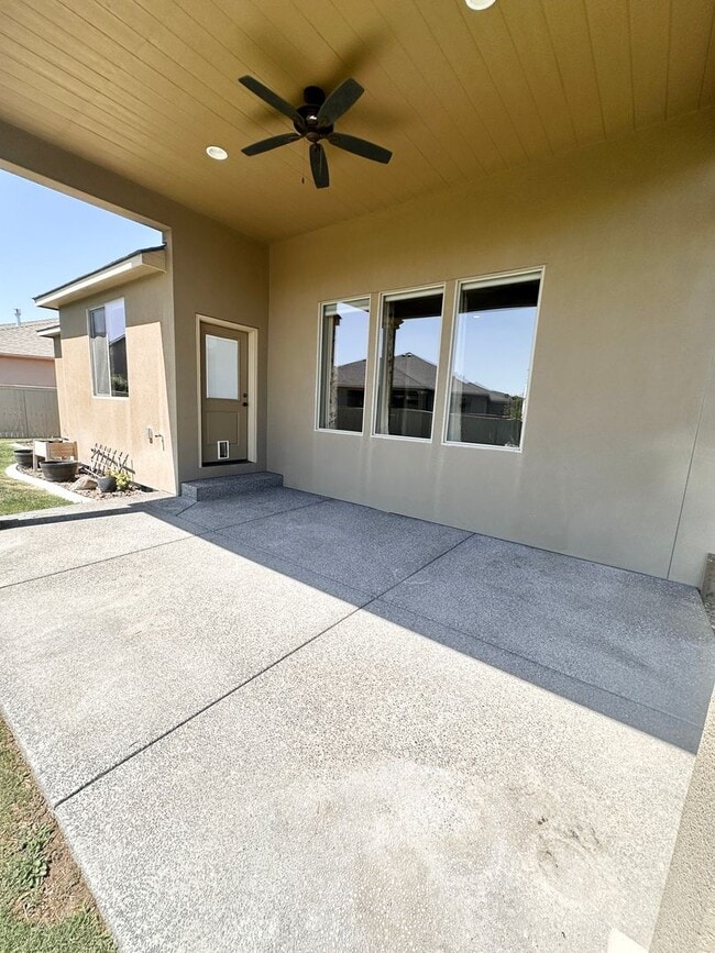 Building Photo - Spacious 4 Bedroom Home in Quiet Cul-de-Sa...