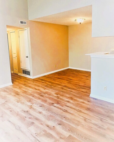 Building Photo - 8225 Fairmount Dr