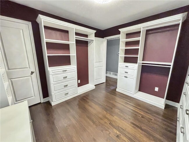 Building Photo - 2395 Powers Ferry Dr SE