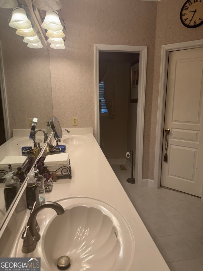 Building Photo - 421 Creekside Dr