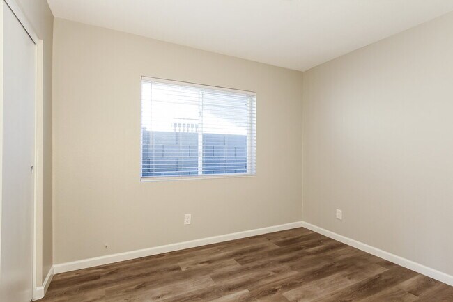 Building Photo - 1518 E Carter Rd