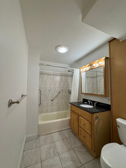 Building Photo - 114 Thorndike St