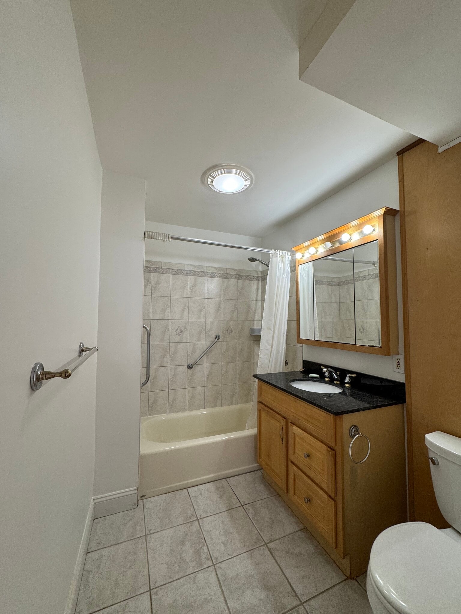 Building Photo - 114 Thorndike St