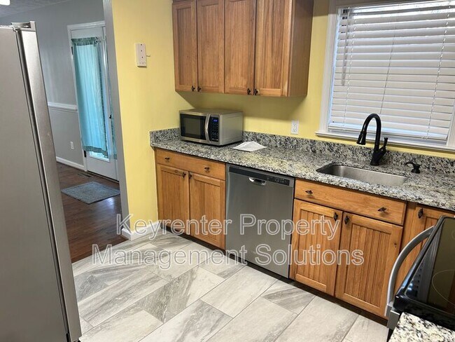 Building Photo - 33 Oak Ln