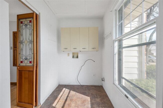 Building Photo - 15575 Clover Ridge Dr