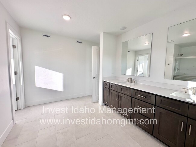 Building Photo - Beautiful Brand New Luxury Townhome availa...