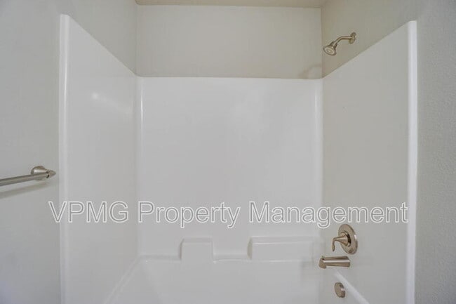 Building Photo - 11603 NE 138th Ave