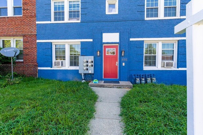 Primary Photo - Modern 1 Bedroom Abode Off of H Street! Pa...