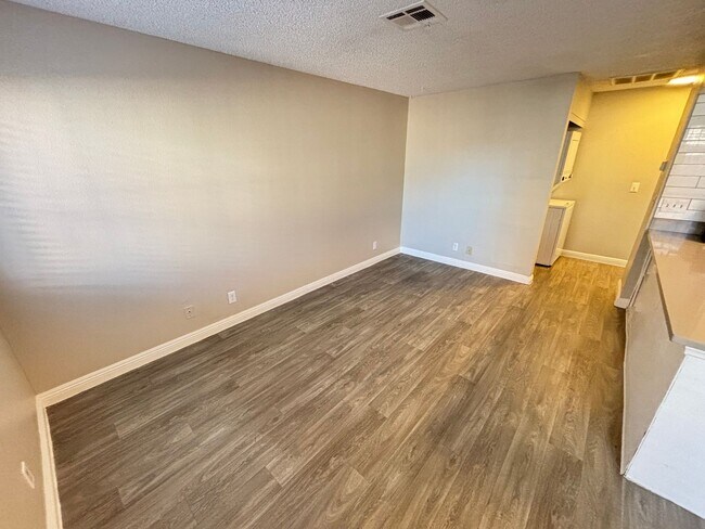 Building Photo - Don’t miss this beautifully updated 1-bedr...