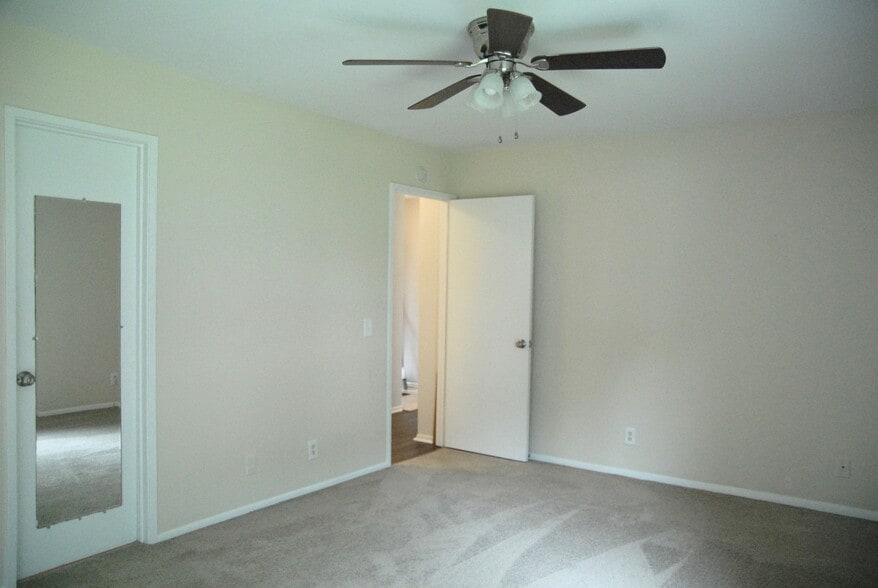 Building Photo - 2438 Glengyle Dr