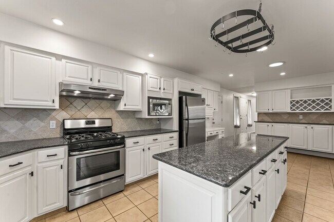 Building Photo - 1201 W 12th St