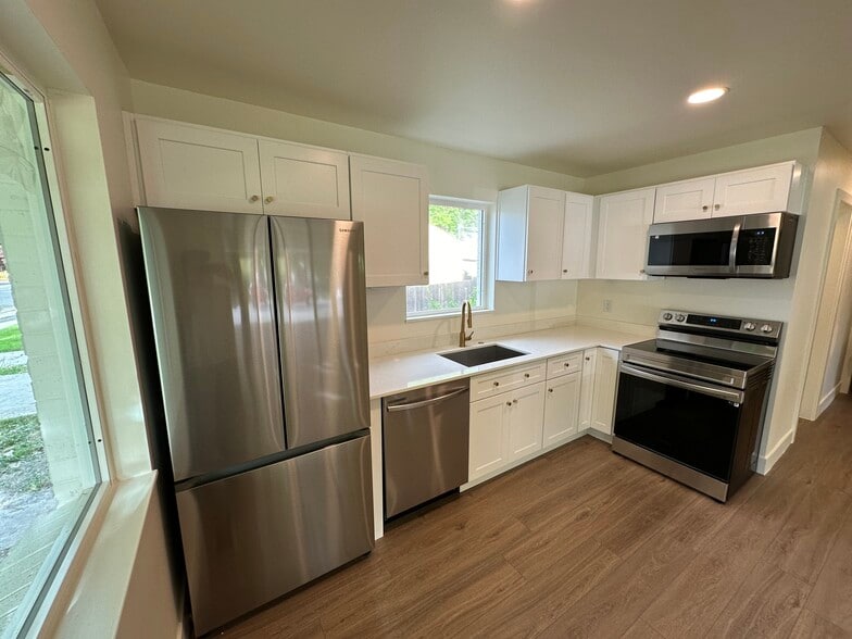 Brand new kitchen - 2161 S Nowell Cir