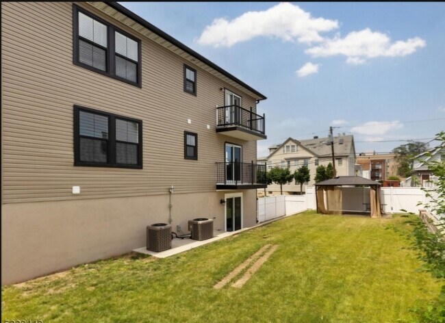 Building Photo - 708 Elm St