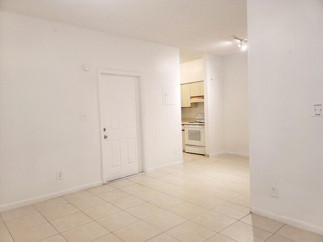 Building Photo - 611 Cypress Lake Blvd