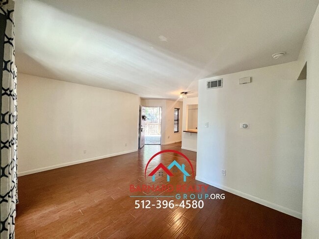 Building Photo - 402 N Fredericksburg St